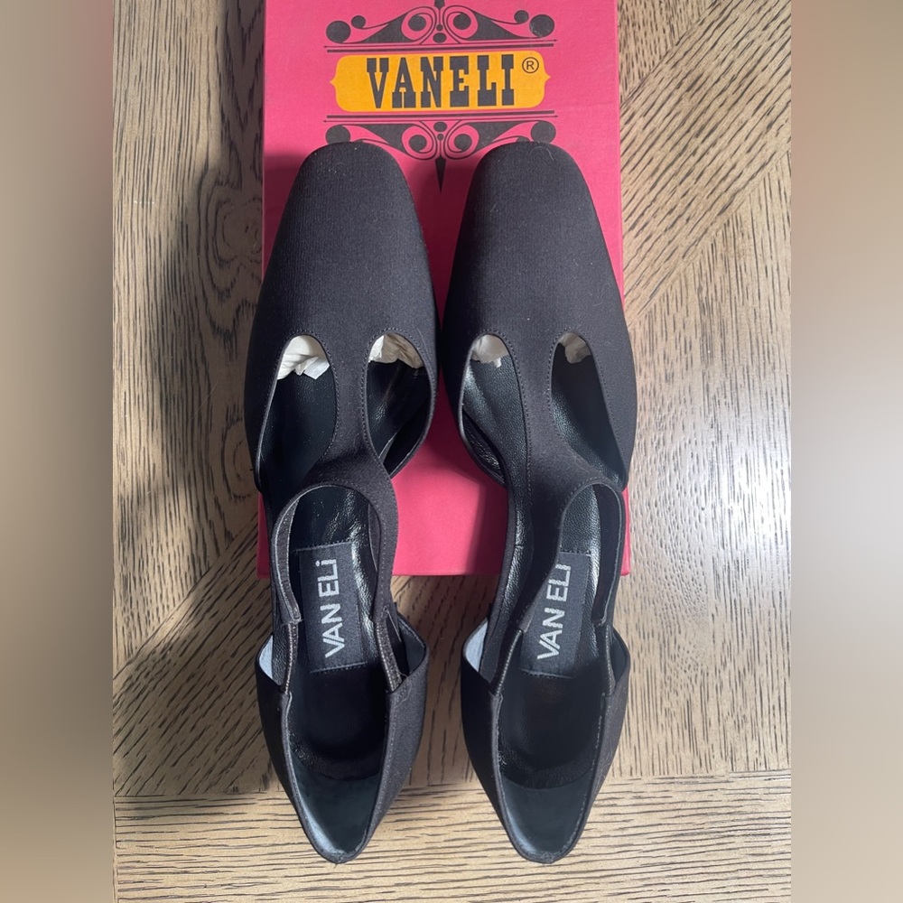 Vanelli low-heel fashion size 7 CLEARANCE - ANY 2 PAIRS OF SHOES $35